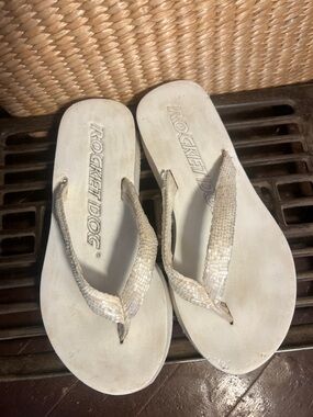 Rocket Dog Women's Shimmery White/Silver Beaded Flip Flop Sandals